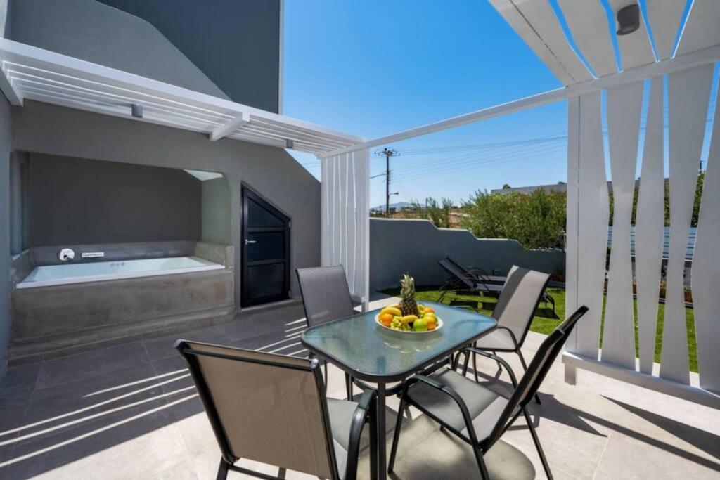 Christianna & George Luxury Hot Tub Apartment Fira  Exterior photo
