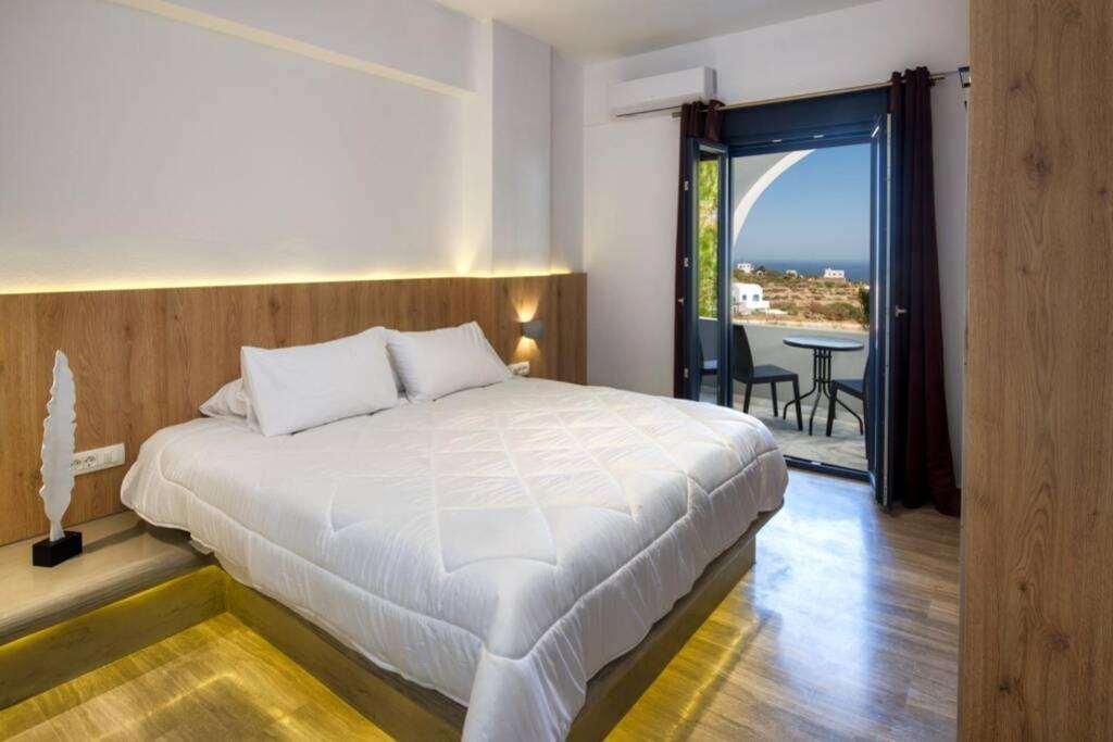 Christianna & George Luxury Hot Tub Apartment Fira  Exterior photo