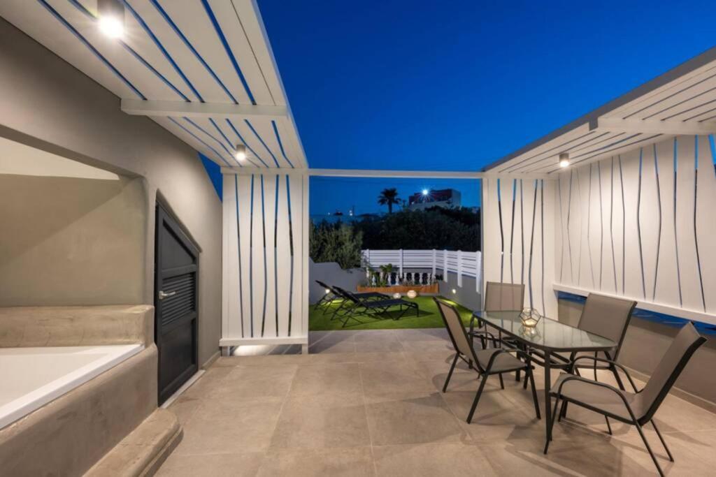 Christianna & George Luxury Hot Tub Apartment Fira  Exterior photo