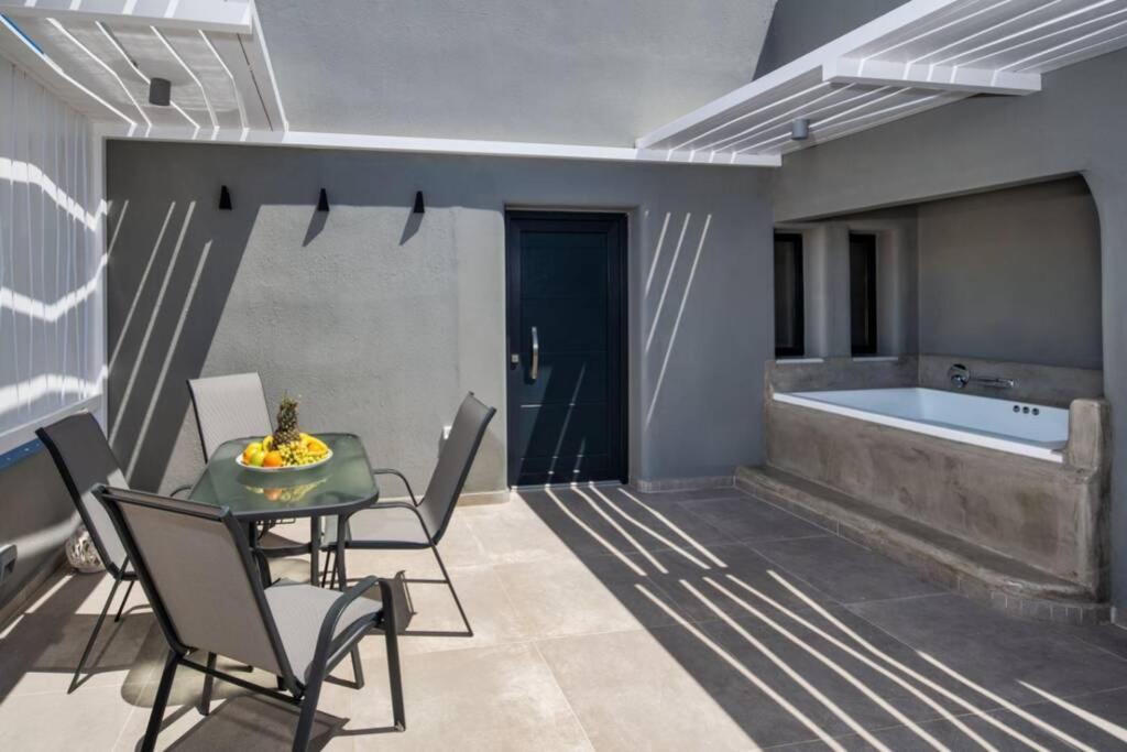 Christianna & George Luxury Hot Tub Apartment Fira  Exterior photo