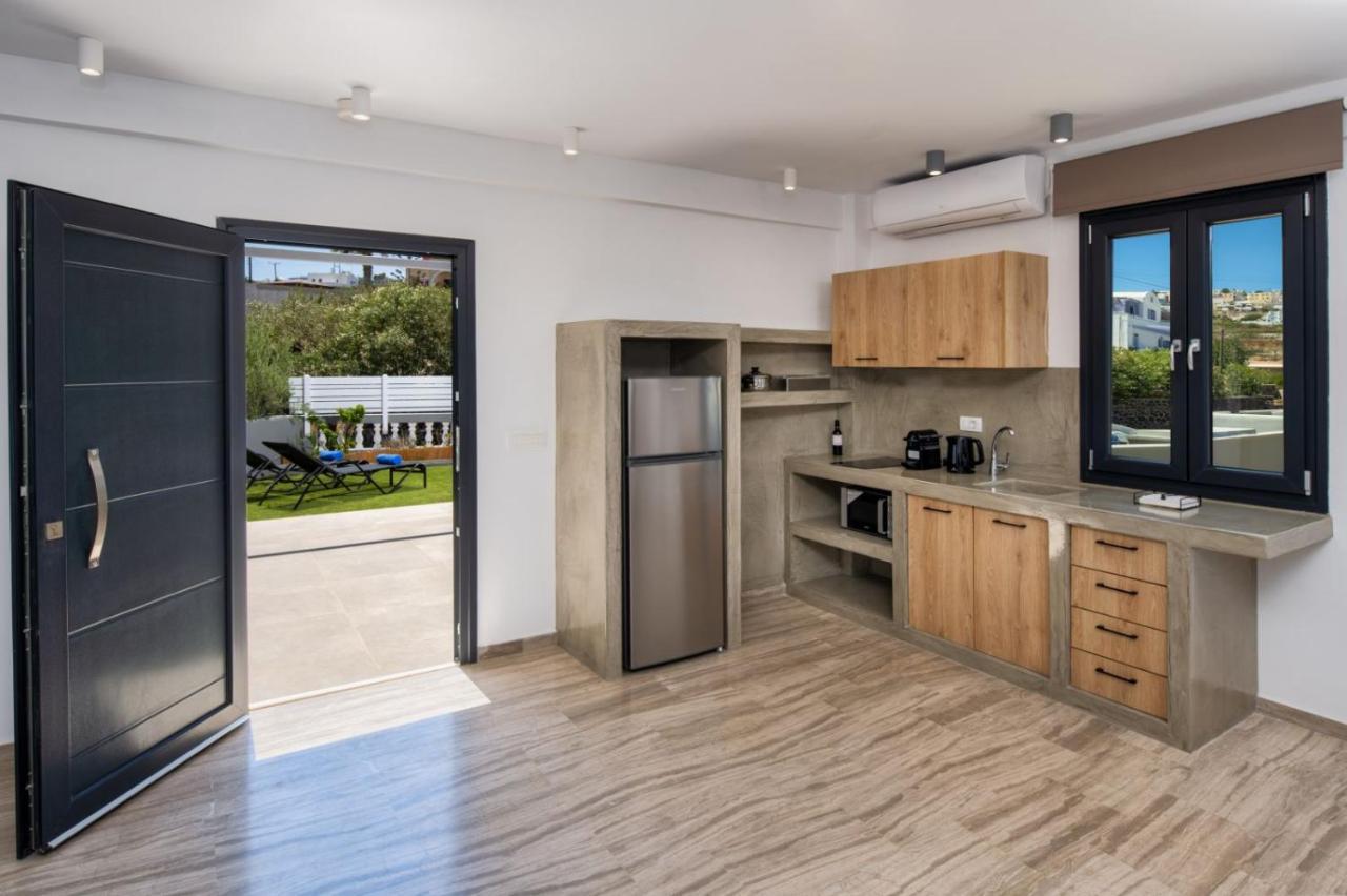 Christianna & George Luxury Hot Tub Apartment Fira  Exterior photo