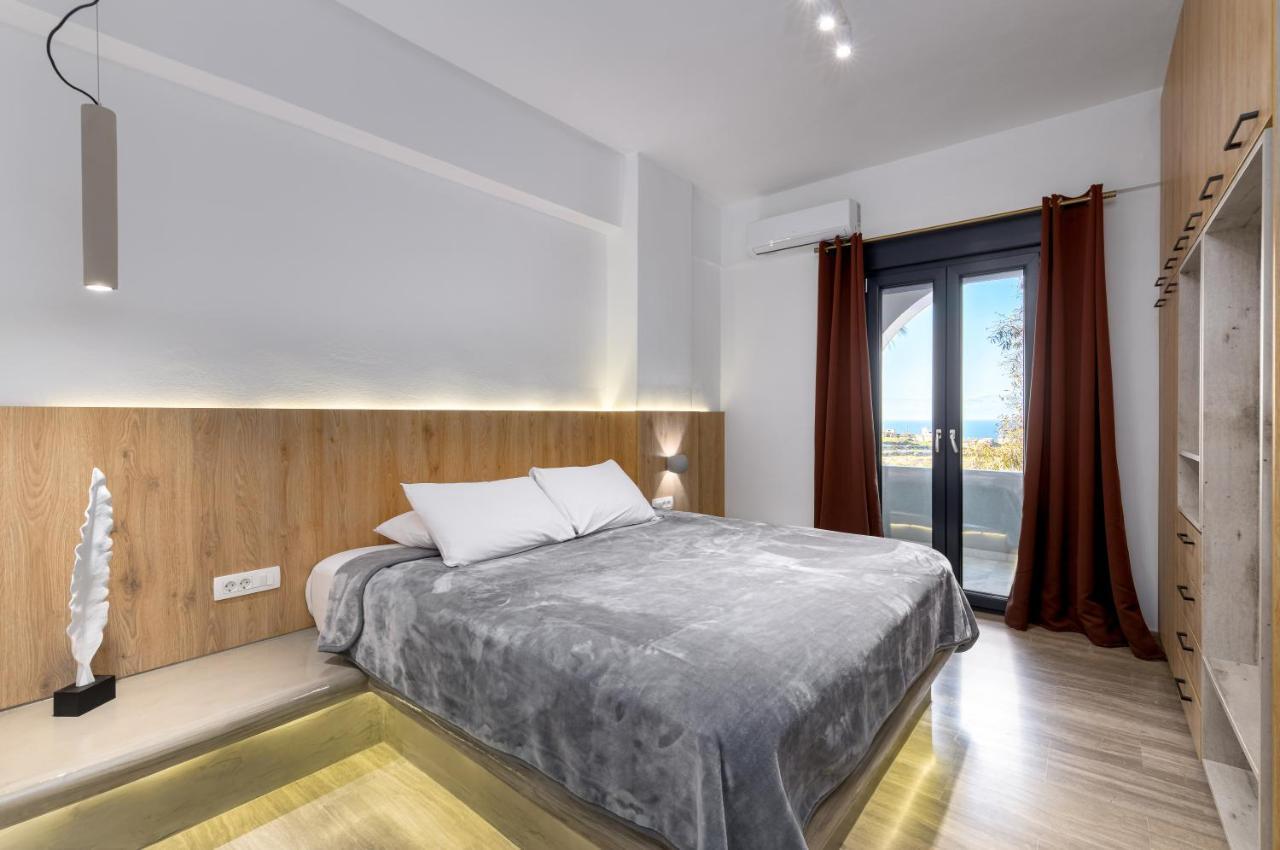Christianna & George Luxury Hot Tub Apartment Fira  Exterior photo